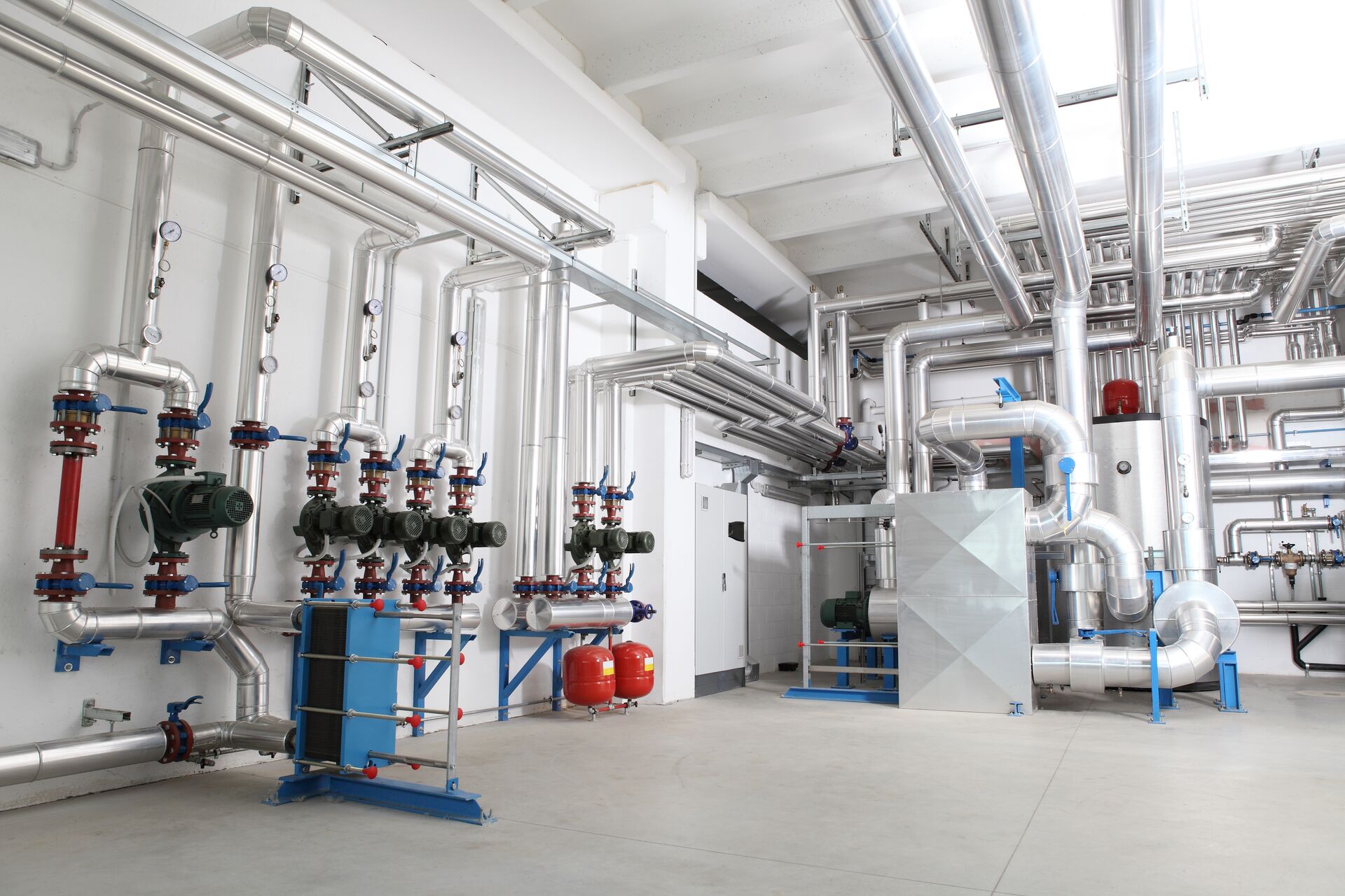Moderne HVAC-Anlage mit professioneller Rohrleitungsinstallation