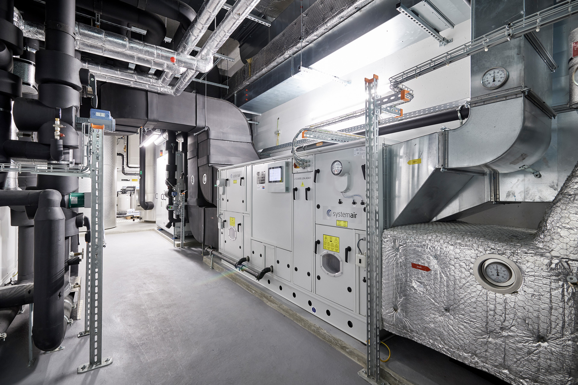 Professionelle Systemair Lüftungsanlage in modernem Technikraum